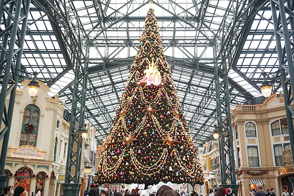 東京ディズニーランド「ワールドバザール」のクリスマスツリー