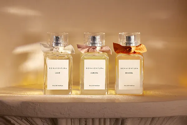 高級感もあるのにかわいいってズルい。「ボナベンチュラ」のレザーリボン付き香水に、華やかな3種が登場