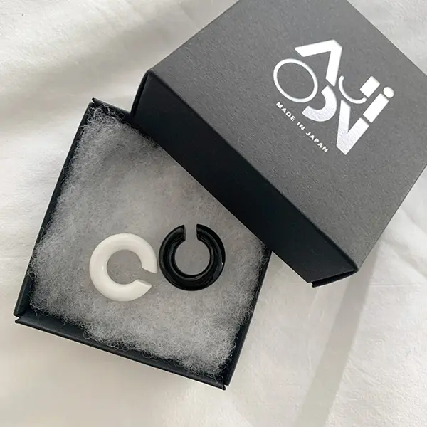 アクセサリーブランド「AJiNCO」の、アセテート素材のイヤーカフ「COO earcuff【cellulose acetate】」