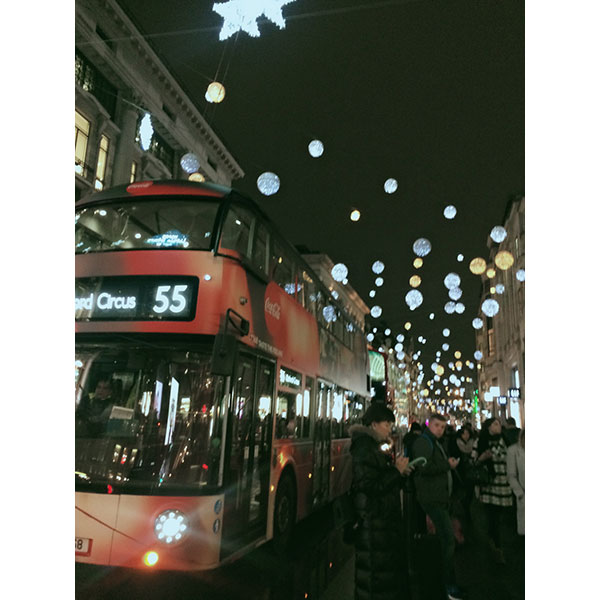 2階建てのロンドンバスが映った、クリスマス時期のイギリス・ロンドンでの街のようす