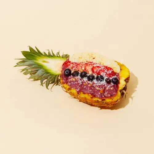 東京・恵比寿のヴィーガンフルーツパーラー「フルーツアンドシーズン」の朝食メニュー、パイナップルの器に盛り付けた「アサイーボウル」