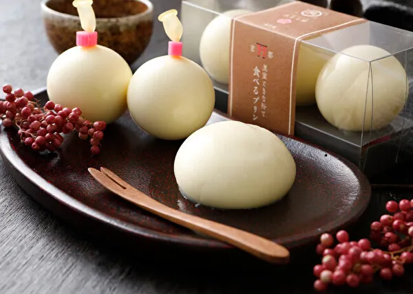 京都の人気和菓子店「まるもち家」のオンラインショップで販売される新作「黒蜜ときなこで食べるプリン」3個入り