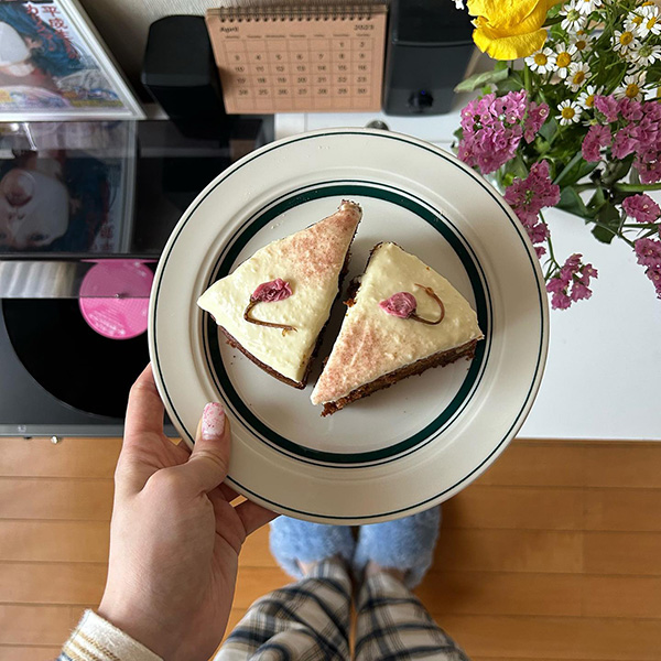 スイーツショップ「RILEYS bake.」のオーナー・mireyさんの作る桜がトッピングされたキャロットケーキ