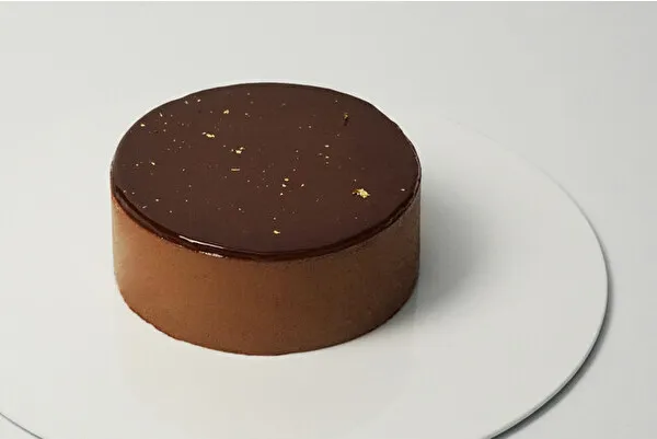 Bean to Bar チョコレート専門店「ダンデライオン・チョコレート」のホリデーシーズン限定「クリスマス チョコレートケーキ」