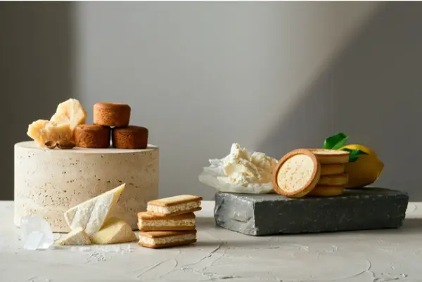 新チーズスイーツブランド「プラスチーズ」で販売されるサンド、ガレット、タルト