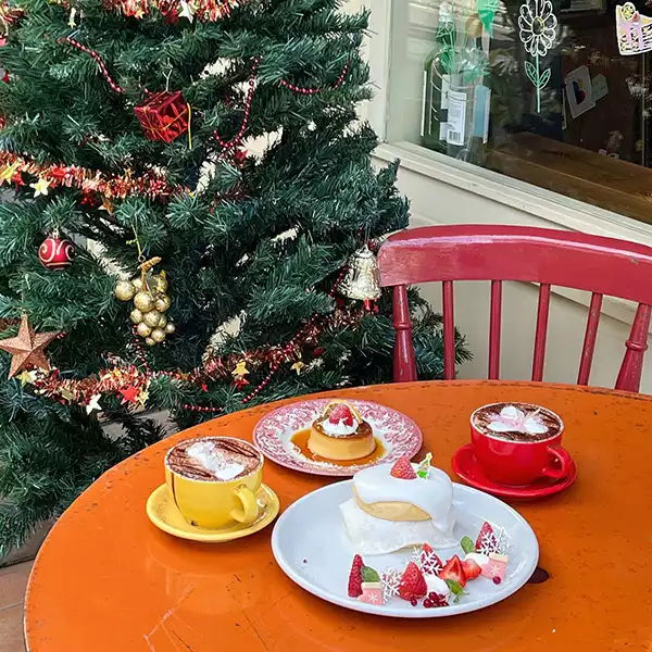 新大久保にあるクリスマスカフェ「cafe secretwindow」のツリーの前で撮影したメニュー