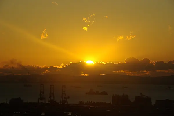 「横浜マリンタワー」から見た日の出