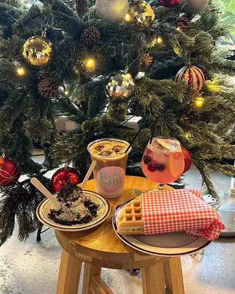 新大久保にあるクリスマスカフェ「scoop coffee」のツリーの前で撮影したメニュー