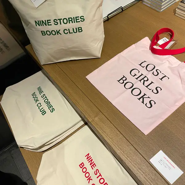 代官山 蔦屋書店で開催されている、「NINE STORIES」ポップアップストアで販売されているトートバッグ