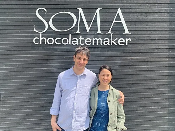 カナダ・トロント発のビーントゥーバーチョコレートブランド「SOMA Chocolatemaker」の創業者、元パティシェのデイヴィッド・カステランさんと芸術家の親を持つ建築家シンシア・レオンさん