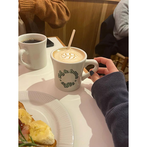 東京・明治神宮前にあるカフェ「rag & bone coffee（ラグアンドボーンコーヒー）」の店内提供用マグカップに入ったカフェラテ
