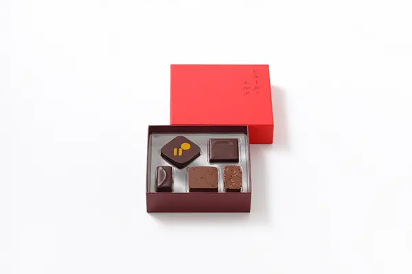 「Made in ピエール・エルメ」と「UZU BY FLOWFUSHI」のコラボによる「チョコレート5個詰合わせ」