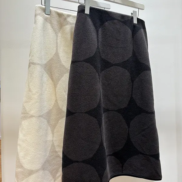 UNIQLO x Marimekko「フリーススカート」の『キヴェット（石）』柄