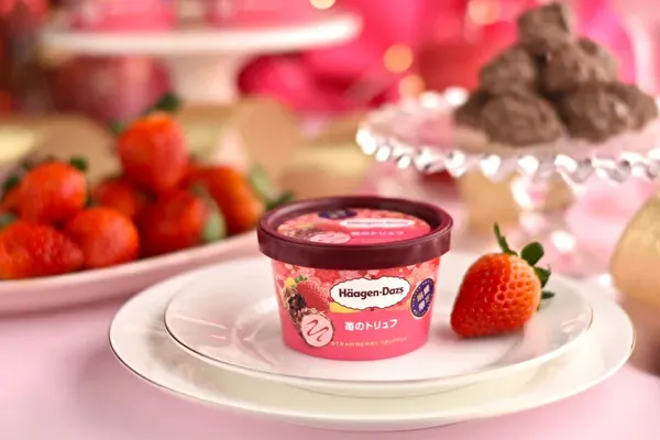 ハーゲンダッツ ミニカップの新フレーバー、甘酸っぱい苺アイスにパリパリチョコを混ぜ込んだ「苺のトリュフ」