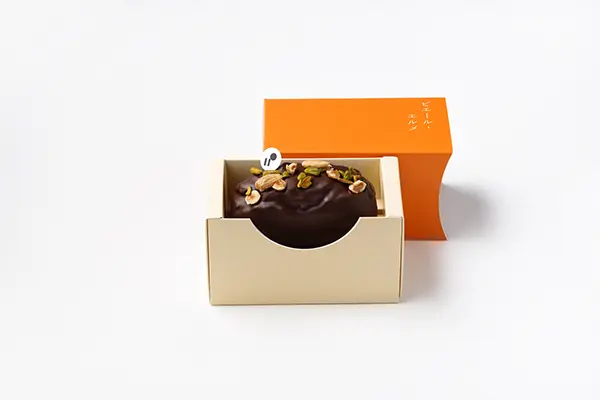 「Made in ピエール・エルメ」と「UZU BY FLOWFUSHI」のコラボによる「チョコレート＆ナッツのパウンドケーキ」