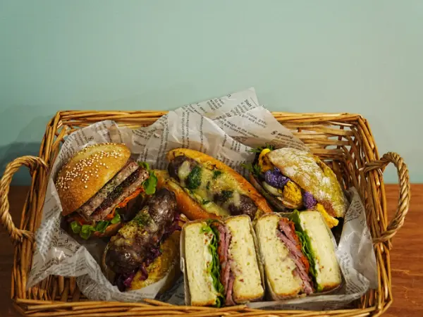 東京・西池袋にオープンするテイクアウト専門のベーカリー「Alsace Air」の伝説の機内食を再現がテーマの特製サンドイッチ