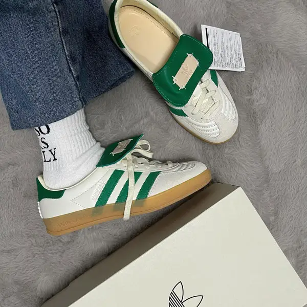 「adidas GAZELLE INDOOR FOOT INDUSTRY（アディダス ガゼル インドア フット インダストリー）」（税込1万8700円）の着用シーン