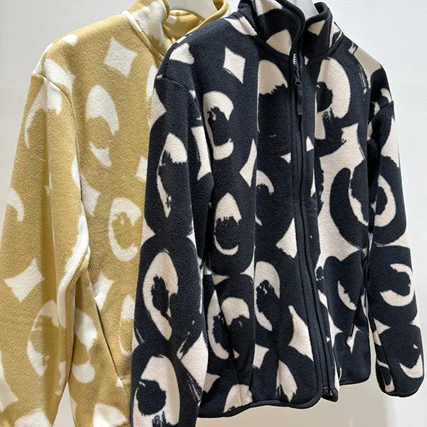 UNIQLO x Marimekko「フリースフルジップジャケット（長袖）」の『キッサプッル（モリフクロウ）』柄柄