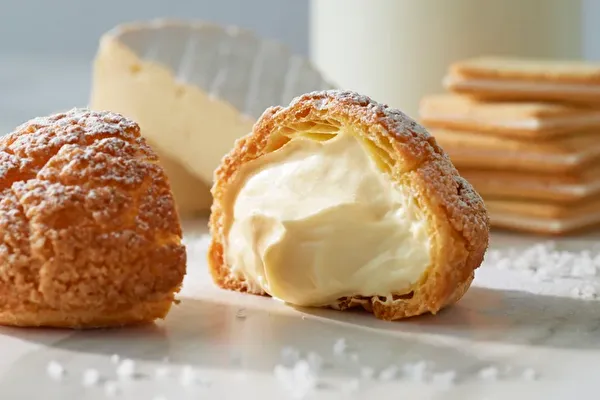 「東京ミルクチーズ工場」の2店舗限定で販売される「チーズパフ」