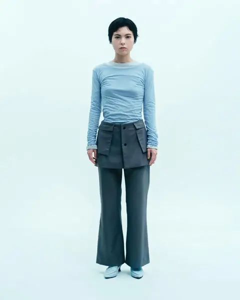 「Charles Chaton（シャルルシャトン）」の「two sides trousers」を穿いた女性モデル