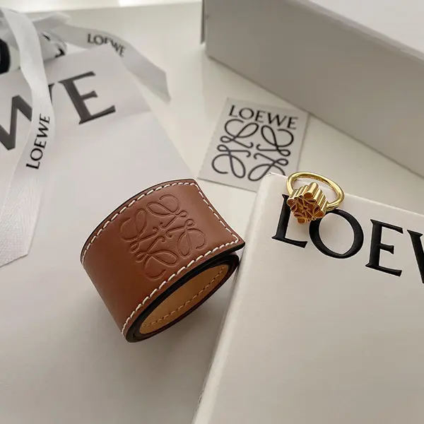 LOEWE（ロエベ）の「シングル アナグラム リング」と「スラップ ブレスレット スモール」