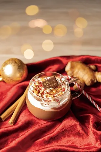 ゴディバカフェのクリスマス限定ドリンク「ジンジャーとシナモン香るクリスマスホットチョコレート」