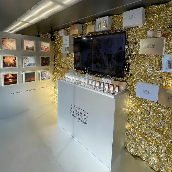 東京・代官山で開催されている「Maison Margiela（メゾン マルジェラ）」が展開する「レプリカ」フレグランスのポップアップストア「FLASHING MEMORIES STORE」