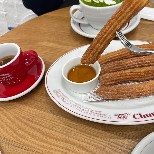 東京・新大久保「churros de paris」チュロスについてくるメイプルシロップをつける
