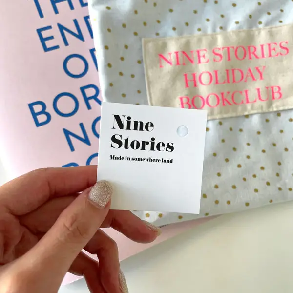 「NINE STORIES」のブックポーチとブランドタグ