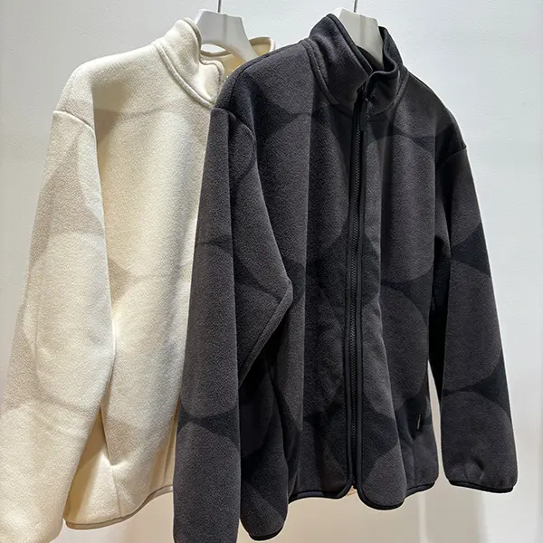 UNIQLO x Marimekko「フリースフルジップジャケット（長袖）」の『キヴェット（石）』柄