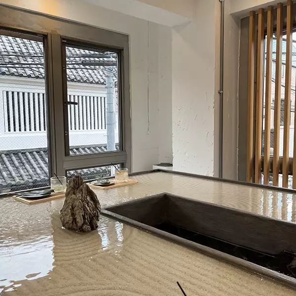 鎌倉にあるカフェ「RURU KAMAKURA」の水のテーブル