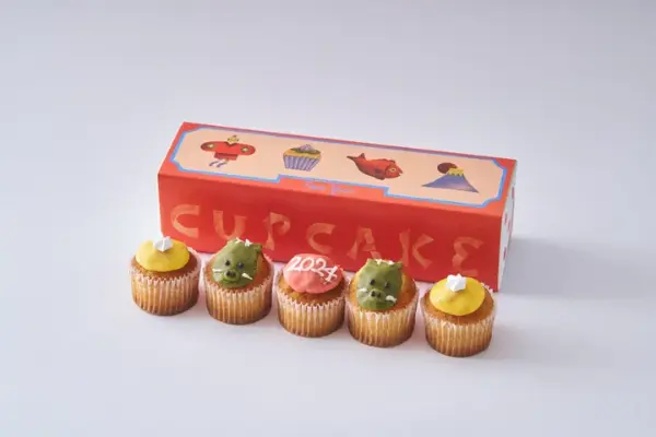 カップケーキとビスケットのお店「Fairycake Fair」の2024年の干支をモチーフにした「ベイクド新春 辰（たつ）カップケーキ」