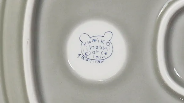 familiarとyumiko iihoshi porcelainのコラボプレートに刻印されているロゴ