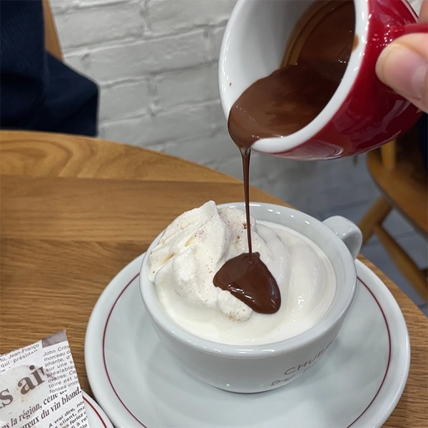 東京・新大久保「churros de paris」のチョコソ―スをソフトクリームに