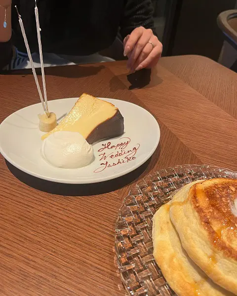 東京・麻布台ヒルズにオープンしたレストラン「Balcony by 6th」の人気メニュー『ベイクドチーズケーキ』
