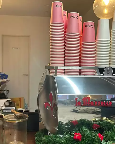 新大久保にあるクリスマスカフェ「scoop coffee」の店内