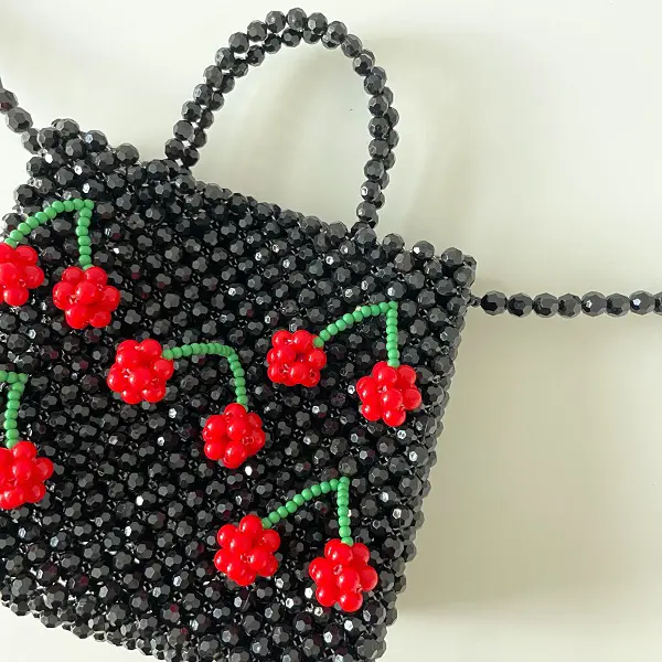 ビーズ製品を制作するブランド「TOOS（トオス）」のショルダーバッグ「fresh cherries shoulder bag」