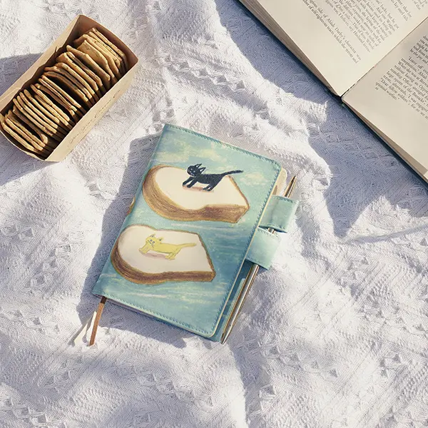 ほぼ日手帳と柴田ケイコさんコラボのカバー「風で浮く食パンたち」