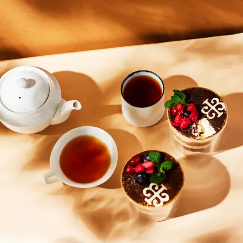 東京・自由が丘「THREE TEA CAFE」のお茶を使った冬の新作スイーツ「和紅茶ティラミス」とセットの和紅茶