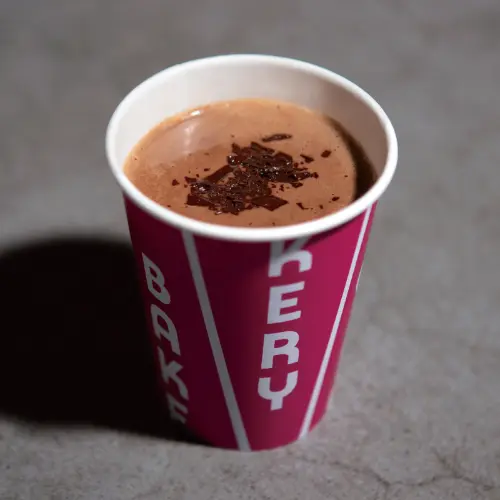 ベーカリー＆カフェ「THE CITY BAKERY」の2月限定HOT CHOCOLATE FESTIVALで販売される期間限定ホットチョコレート「クラフトカカオコーラ」