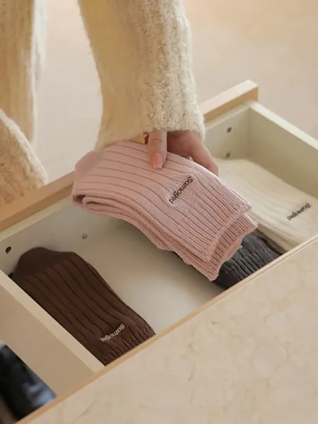 Samoyedと靴下屋のコラボアイテムの「ロゴ刺繍リブソックス」の着用画像