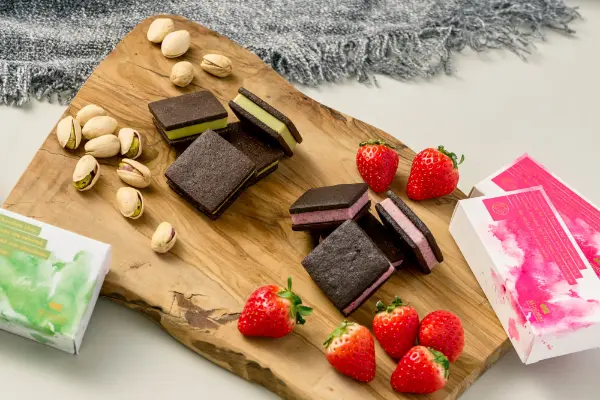 スペシャルティチョコレート専門店「Minimal」の季節限定「チョコレートサンドクッキー -苺＆ピスタチオ-」