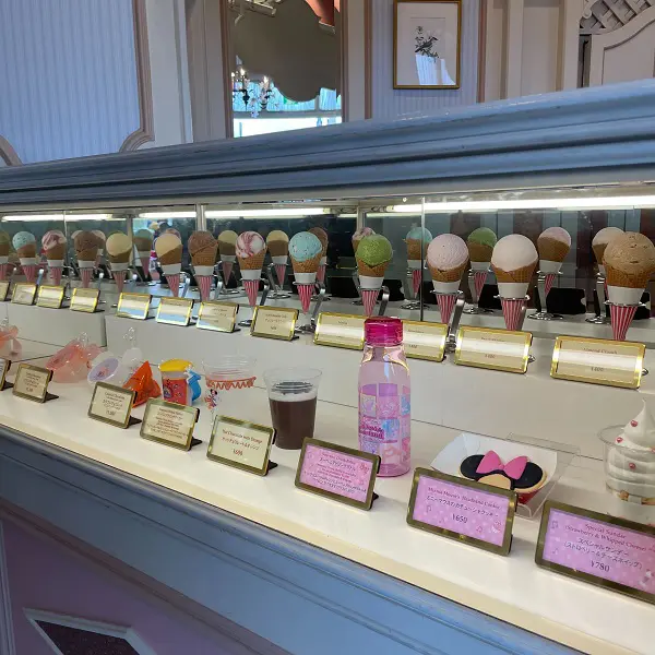 東京ディズニーランド内、ワールドバザールにある「アイスクリームコーン」のショーケース