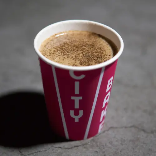 ベーカリー＆カフェ「THE CITY BAKERY」の2月限定HOT CHOCOLATE FESTIVALで販売される期間限定ホットチョコレート「焙じ茶」