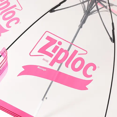 「Ziploc® （ジップロック） × BEAMS COUTURE（ビームスクチュール）」のビニール傘「Ziploc®  Ribbon Umbrella」