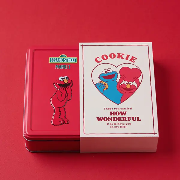 「セサミストリートマーケット」のバレンタインコレクション「バレンタイン限定デザインスリーブ付き エルモクッキー缶」