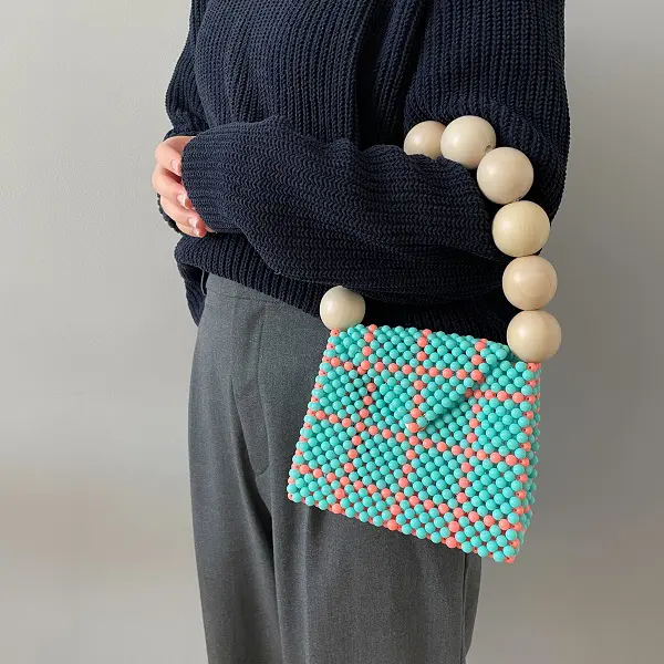 ビーズ製品を展開するブランド「TOOS（トオス）」のハンドバッグ「wood ball hand bag」