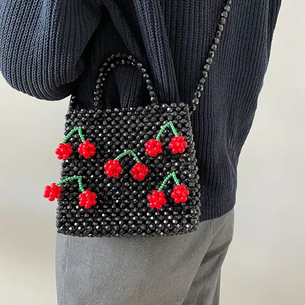 ビーズ製品を制作するブランド「TOOS（トオス）」のショルダーバッグ「fresh cherries shoulder bag」