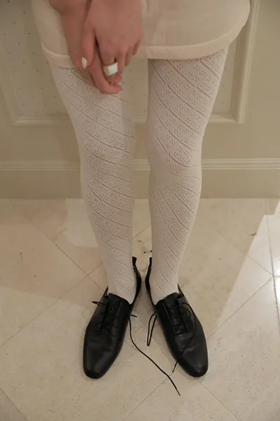 Samoyedと靴下屋のコラボアイテムの「ダイヤレースタイツ」の着用画像