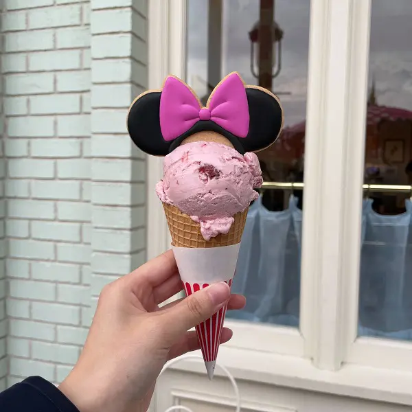 東京ディズニーランドのイベント「ミニーのファンダーランド」の限定フード「ミニーマウスのカチューシャクッキー」とアイスクリームの組み合わせ